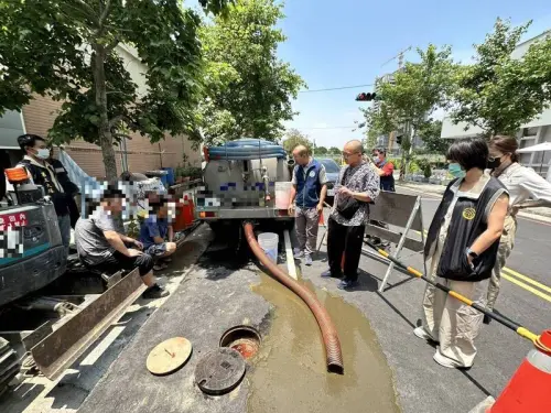 ▲ 台中地檢署業者查獲不肖業者，違法傾倒人類排泄物超過1000公噸，全被排到下水道，現場遍佈屎尿味，讓檢察官忍不住戴上口罩。（圖／翻攝畫面）