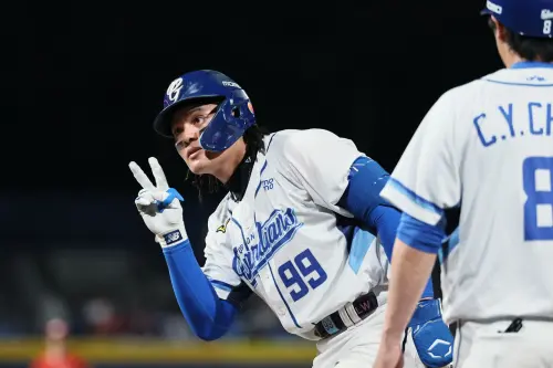 ▲富邦悍將張育成在第5局敲出三壘安打，帶領悍將吹起反攻號角。（圖／富邦悍將提供）