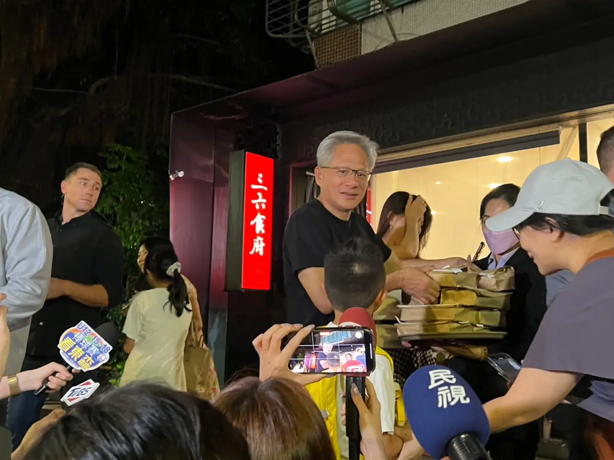 ▲輝達執行長黃仁勳在「三六食府」與台積電董事長魏哲家及其他高階主管共進晚餐。（圖╱記者林汪靜攝）