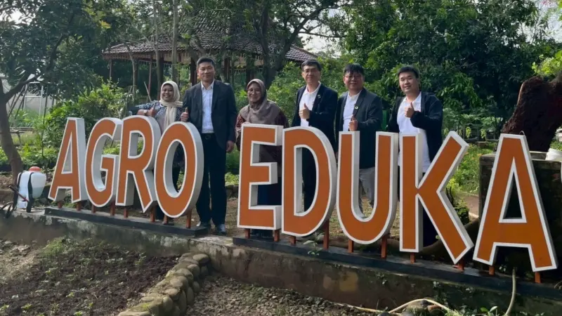 ▲農業局走訪察南雅加達區AEW都市智慧農業教育村。（圖／高市府農業局提供）