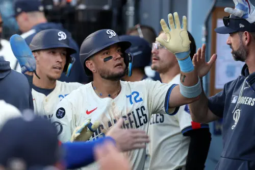 棒球也有擋拆？道奇羅哈斯瞬間石化「神掩護」　妨礙守備變得分！
