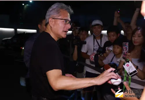 ▲黃仁勳晚間9點多離台。（圖／記者葉政勳攝）