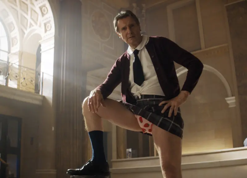 ▲「地表最強老爸」形象鮮明的連恩尼遜，在新片《脫線神探》改走喜劇路線，延續經典《笑彈龍虎榜》系列的逗趣風格，角色也設定是《笑彈龍虎榜》中搞笑神探的兒子。（圖／UIP提供）