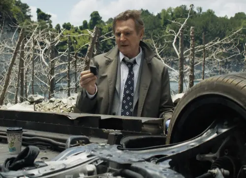 ▲連恩尼遜形象嚴肅、正經，在《脫線神探》難得嘗試搞笑，是他的戲路新挑戰。（圖／UIP提供）