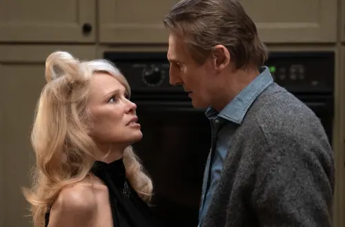 ▲連恩尼遜（右）與潘蜜拉安德森（左），因為合作《脫線神探》看對眼，傳已經在約會中。（圖／UIP提供）