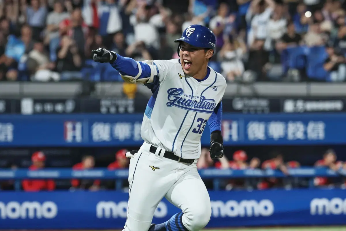 ▲富邦悍將張洺瑀代打敲出致勝安，花了9季才拿下個人首次單場MVP。（圖／富邦悍將提供）