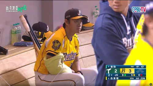 ▲鄭浩均被轉播方拍到上場前使用電熱毯保暖手臂，而不是在場邊熱身，他解釋原因。（圖／CPBLtv）