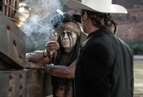 ▲同樣是在迪士尼電影裡做詭異的扮相，強尼戴普（左）的《獨行俠》（如圖），受歡迎程度就遠不如《神鬼奇航》，讓迪士尼賠了1.9億美元。（圖／摘自IMDb）