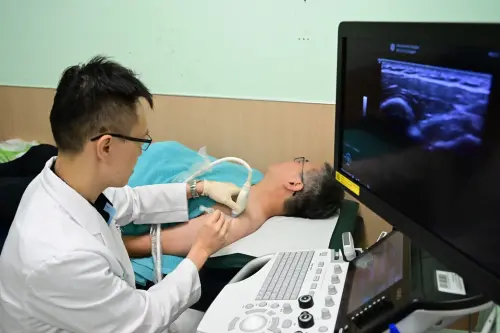 飽受五十肩折磨3個月！髮型師「動一下就痛」　醫揭3大治療關鍵
