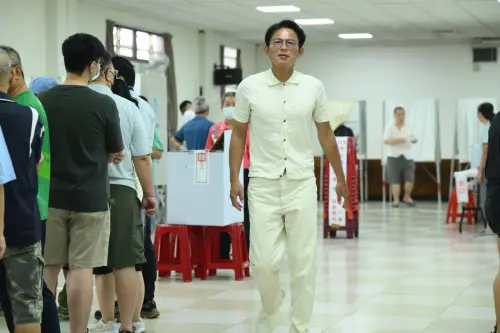 核三延役／黃國昌一早白帥帥投票！「寶貝」低調現身黏尪旁
