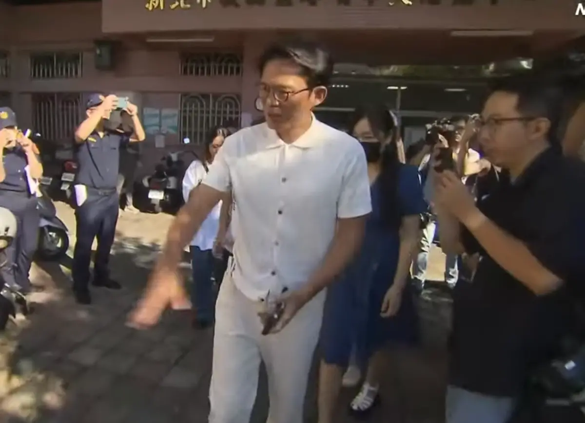 ▲民眾黨主席黃國昌今日穿得一身白帥帥現身投票。（圖／林柏年攝）