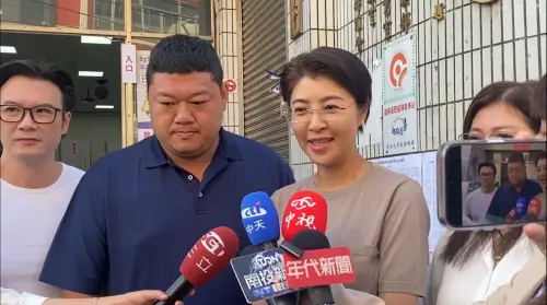 823大罷免／「今天後鬧劇結束」　許淑華趕場陪游顥、馬文君投票
