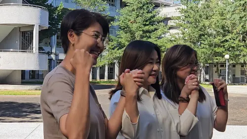 ▲許淑華（左）、麥玉珍（右）陪游顥投票後趕到埔里的投開票所會合馬文君（中）。（圖／記者劉松霖攝）