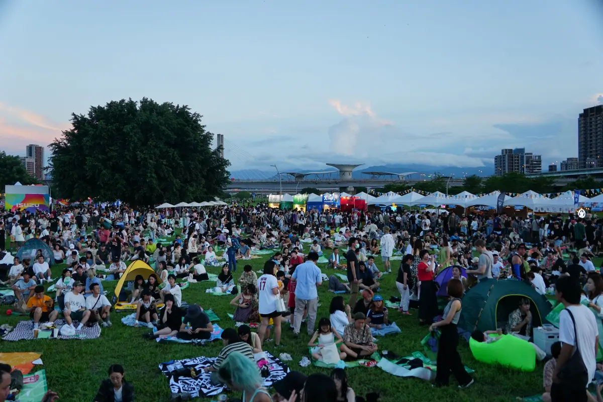 ▲2025河海音樂季將於今明兩日（8月23日至24日）迎來最終站—「新北大都會公園舞台」，活動結合音樂、藝術與美食，邀請到宇宙人、高爾宣OSN、小男孩樂團、理想混蛋等人演出，圖為之前盛況。本文整理卡司、節目表、與交通資訊。（圖／新北市府提供）