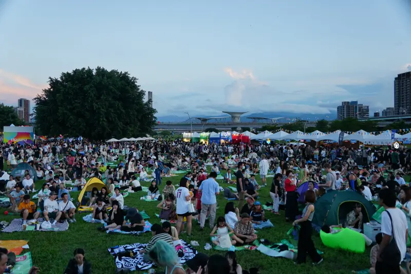 ▲2025河海音樂季將於今明兩日（8月23日至24日）迎來最終站—「新北大都會公園舞台」，活動結合音樂、藝術與美食，邀請到宇宙人、高爾宣OSN、小男孩樂團、理想混蛋等人演出，圖為之前盛況。本文整理卡司、節目表、與交通資訊。（圖／新北市府提供）