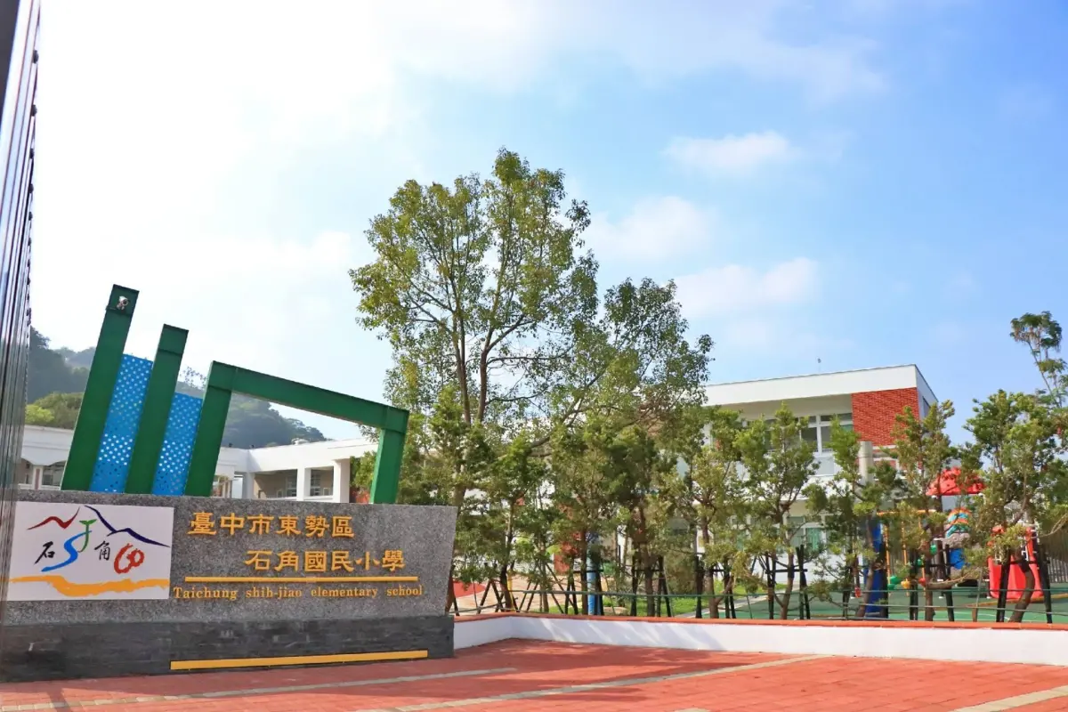 ▲23日舉辦公投及立委罷免投票，台中一位投開票所管理員早上前往東勢石角國小投開票所時發生車禍，導致身體擦挫傷。(圖／翻攝學校官網）