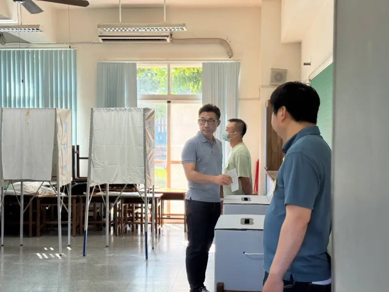 ▲立法院副院長江啟臣上午投票，他笑說等等最想去喝咖啡。（圖／何哲欣攝，2025.08.23）