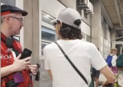 ▲張曼玉（右）推著行李箱詢問車子的位置，服務人員似乎沒認出她是坎城影后。（圖／摘自 張曼玉 小紅書）