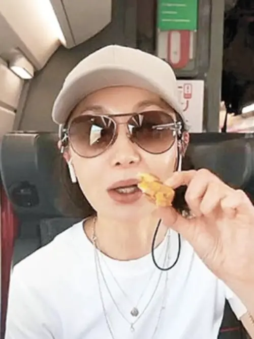 ▲張曼玉遇到交通意外受困火車上，還是先把肚子填飽再說。（圖／摘自 張曼玉 小紅書）