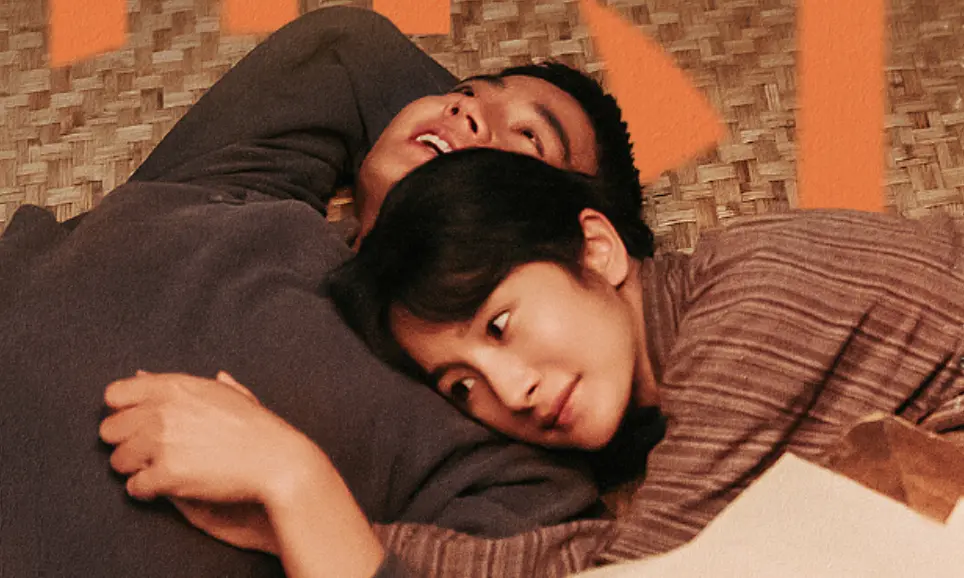 ▲陸劇《生萬物》劇情近日迎來高潮，楊冪（右）飾演的寧繡繡遭公公設局流產，她與歐豪（左）上演苦命鴛鴦的情深對手戲，震撼無數觀眾，收視再破新高。（圖／翻攝自電視劇生萬物 微博）