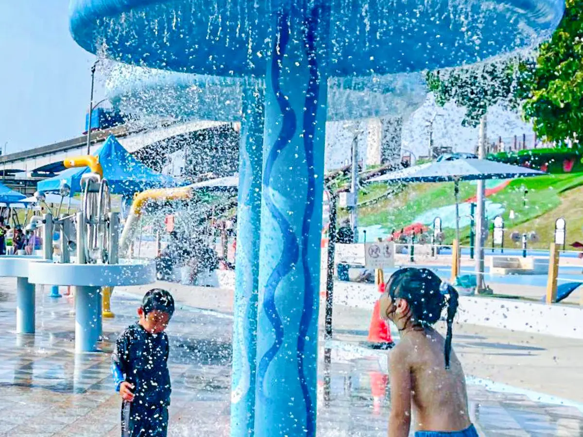 ▲處暑高溫飆破38度，但進入鬼月，不少家長對海邊、溪邊有忌諱，《NOWNEWS》整理北部5大非溪邊、海邊的免費玩水景點給家長參考。（圖／我的新北市臉書）