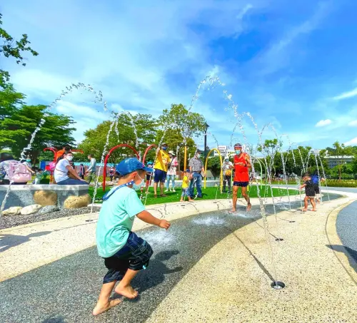 ▲新店陽光運動公園陽光遊戲場蝶形水道區暑假期間除週二休園外，每天都有開放。（圖／新北旅客臉書）