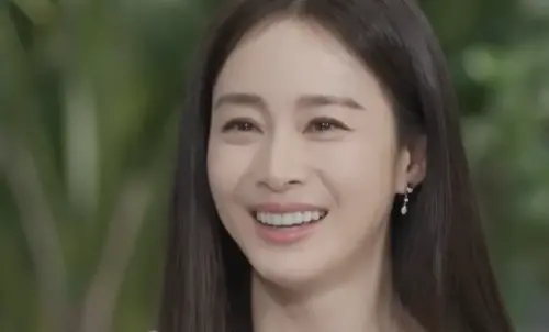 ▲韓國女神金泰希（如圖）被爆出30億豪宅遭查封，經紀公司緊急出面滅火。（圖／翻攝自유 퀴즈 온 더 튜브 YouTube）