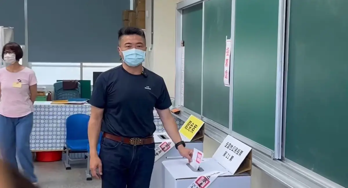 ▲顏寬恒2週暴瘦5公斤，今天上午前往烏日國小投票。（圖／記者顏幸如攝，2025.08.23）