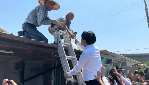 影／視察七股災後復原！賴清德爬梯送水向修繕工班致謝畫面曝光
