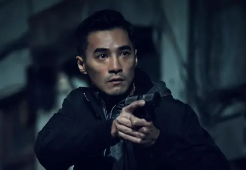 ▲是元介扮演的警察，是《角頭－鬥陣欸》值得注意的新人物，和情節後續發展應有關聯。（圖／曼尼娛樂提供）