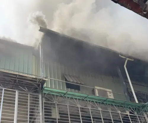 新北三重火警！舊公寓頂加冒火、黑煙　消防人員破門搶救
