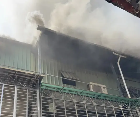 ▲新北三重23日發生火警，濃煙從頂加竄出，警消趕往現場搶救。（圖／翻攝畫面）