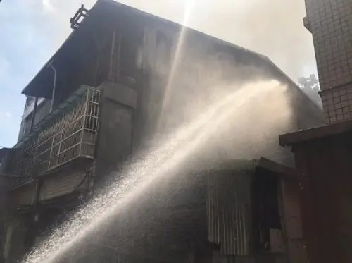 ▲新北三重23日發生火警，濃煙從頂加竄出，警消趕往現場搶救。（圖／翻攝畫面）