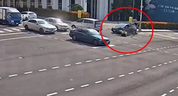 ▲台中23日發生一起死亡車禍，21歲王姓男子無照又闖紅燈，撞上28歲的孫姓男子，導致他當場死亡。（圖／翻攝畫面）