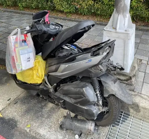 ▲台中23日發生一起死亡車禍，21歲王姓男子無照又闖紅燈，撞死一名28歲孫姓騎士，機車被撞到幾乎變形。（圖／翻攝畫面）