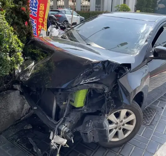 ▲台中23日發生一起死亡車禍，21歲王姓男子無照又闖紅燈，撞死一名28歲孫姓騎士，轎車車頭變形，可見當時撞擊力道之大。（圖／翻攝畫面）