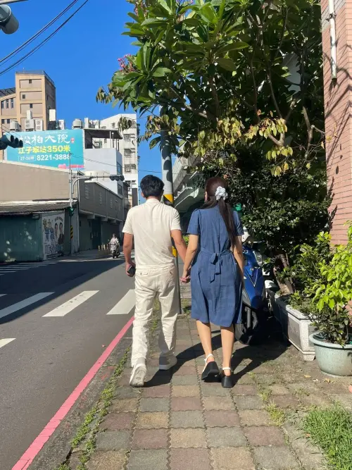 ▲黃國昌穿著「全白」，而他的寶貝太太則是一身「深藍色」連身洋裝。（圖／翻攝自黃國昌臉書）