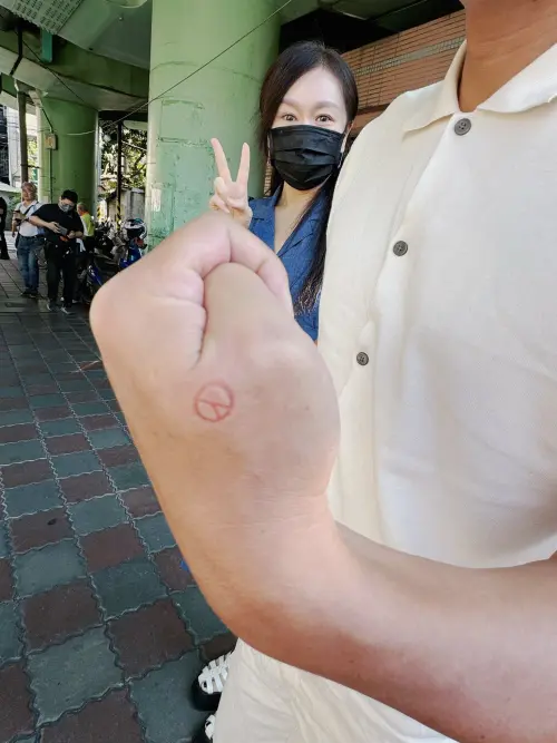 ▲黃國昌今日帶著他的寶貝太太一起出門投票。（圖／翻攝自黃國昌臉書）