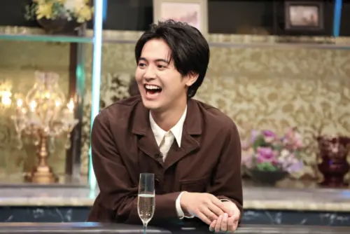 ▲片寄涼太上節目聊過去買的衣服，從100萬日圓飆漲至600萬日圓。（圖／翻攝台酒のツマミになる話）