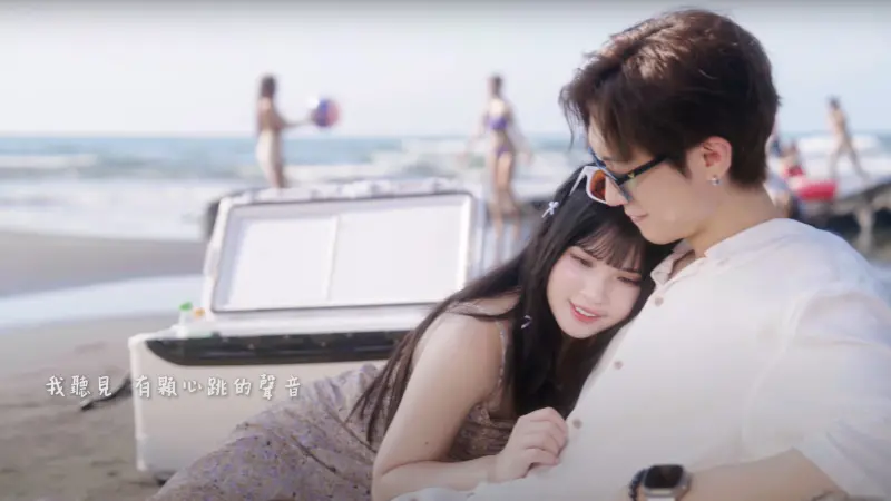 ▲范姜彥豐（右）與粿粿的婚變傳聞還在繼續延燒，俐蓁（左）與他拍MV後竟直呼自己也想抱他久一點，遭網友炎上。對此俐蓁今日出面道歉，表示用詞不當是自己考慮不周全。（圖／翻攝自俐蓁Lizen YouTube）