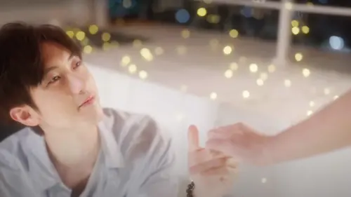 ▲范姜彥豐（如圖）在MV中下跪求婚畫面，甜死許多觀眾。（圖／翻攝自俐蓁Lizen YouTube）