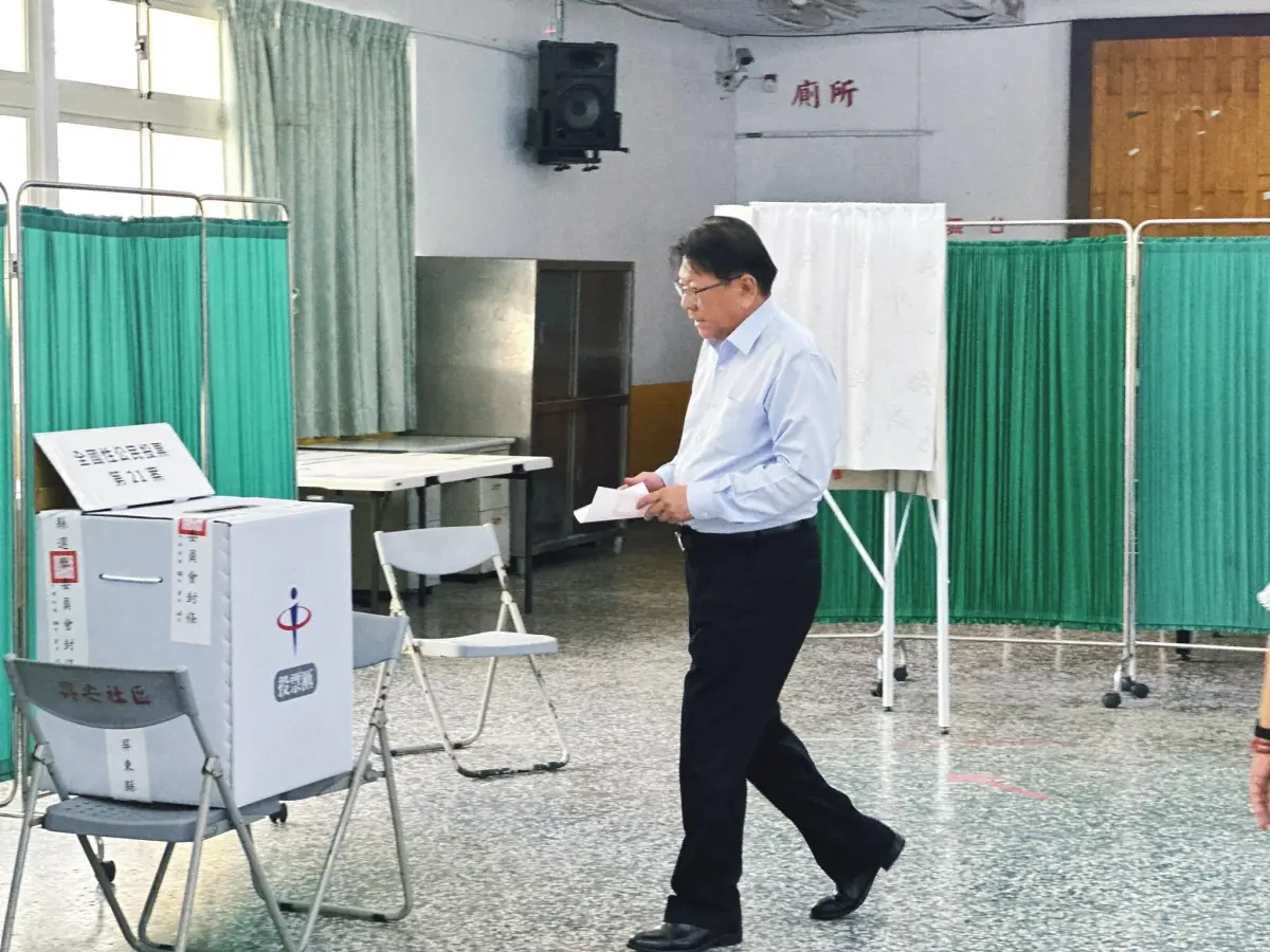 ▲總統府秘書長潘孟安返鄉投票，他強調無論最終公投結果如何，都應該確保民眾安全第一。（圖／翻攝自潘孟安臉書）