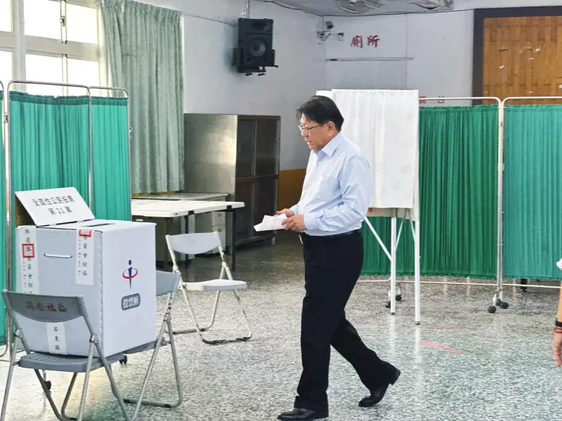 ▲總統府秘書長潘孟安返鄉投票，他強調無論最終公投結果如何，都應該確保民眾安全第一。（圖／翻攝自潘孟安臉書）