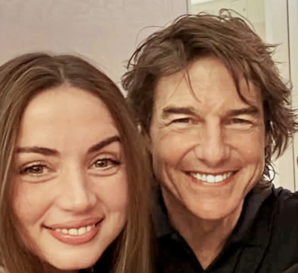 ▲湯姆克魯斯（右）被傳想娶安娜迪阿瑪斯（左），已在找律師擬定「滴水不漏」的婚前協議，一方面又被安娜的前男友班艾佛列克試圖聯絡她、毫無邊界感的行為很不滿。（圖／摘自IG @santiagolas）