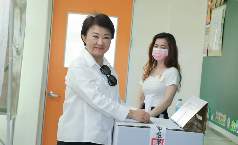 ▲台中市長盧秀燕今早到健行國小投下公投票。（圖／台中市政府提供，2025.08.23）