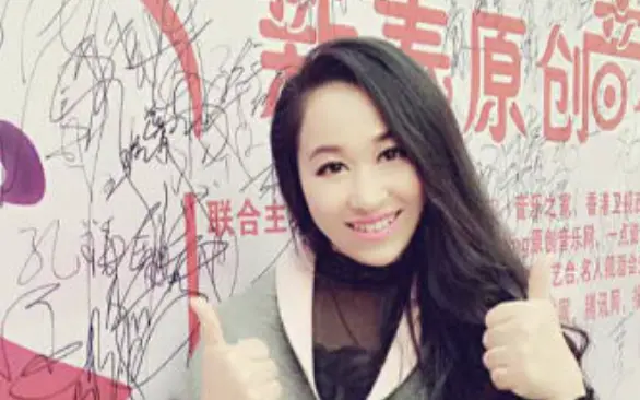 ▲藝人解亞嬌（如圖）曾擔任歌唱節目《星光大道》評審，今年2月才被診斷罹癌，突傳驟逝，享年48歲。其妹妹在也證實死訊，粉絲與網友紛紛哀悼，並回憶她舞台上的動人歌聲。（圖／翻攝自微博）