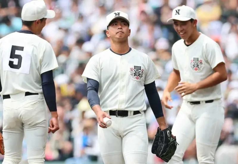 ▲日大三王牌近藤優樹在決賽落敗後崩潰痛哭，球迷直呼「胸口好痛」，場邊淚水成為甲子園最動人的畫面。（圖／取自X）