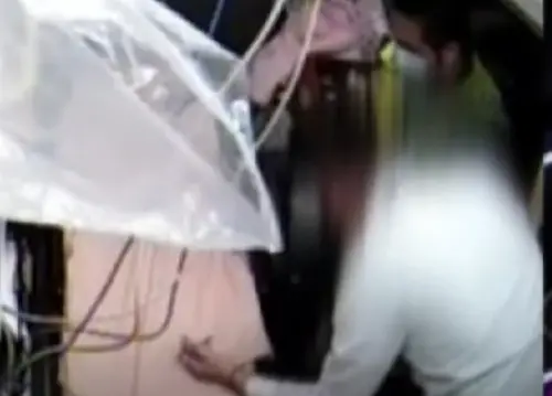 ▲台中市22日發生公車和機車騎士糾紛，機車騎士拿安全帽痛打公車駕駛，導致該司機頭部血腫，身體多處受傷送醫。（圖／翻攝畫面）