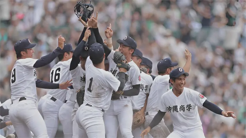 ▲2025年夏季甲子園決賽沖繩尚學以3：1力克日大三高，勇奪隊史首座夏季甲子園冠軍，從場場險勝到最終封王，靠的是比嘉公也的精準調度與球員的堅韌態度。（圖／取自YAHOO JAPAN）