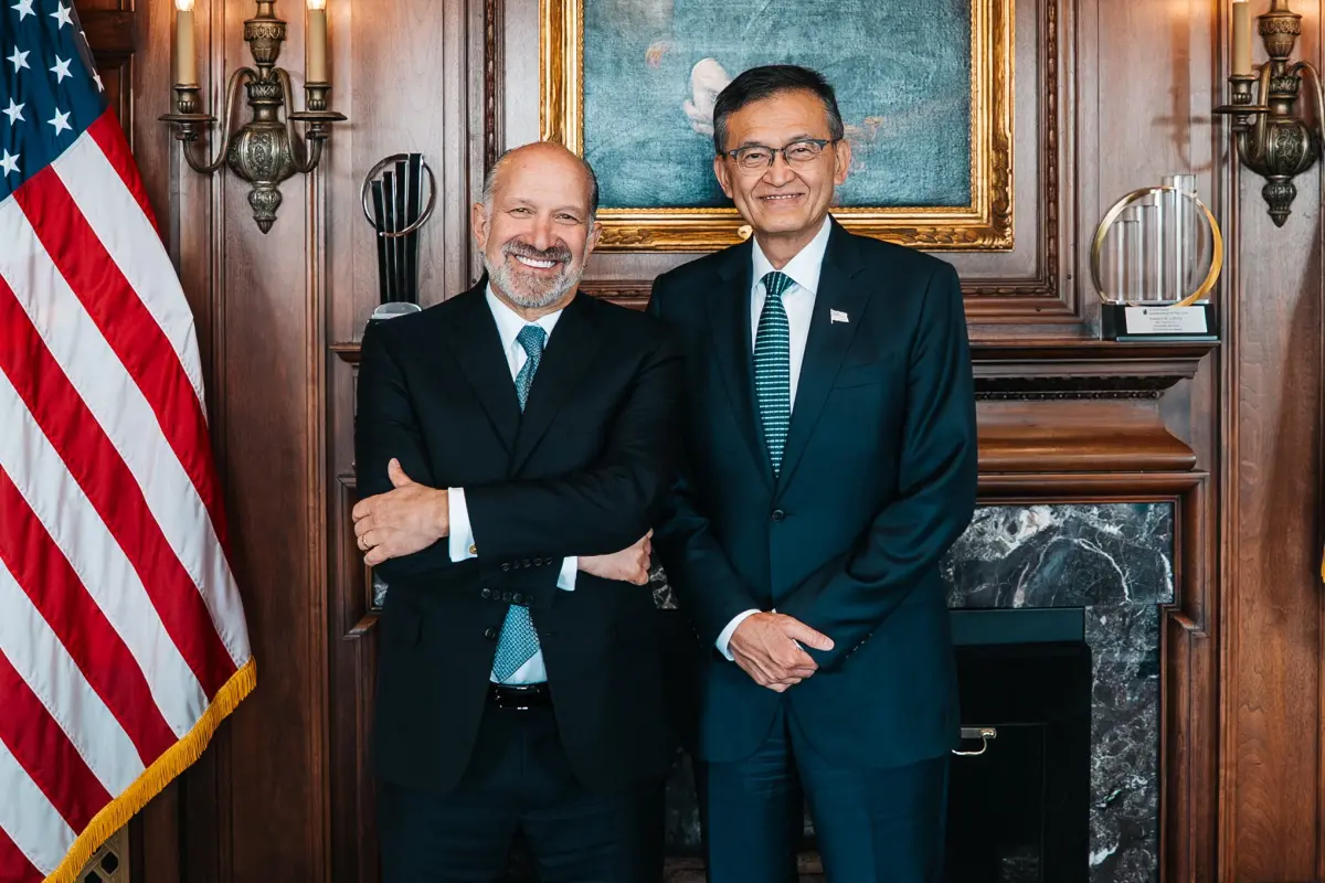 ▲美國政府已入股晶片製造商英特爾（Intel）10％的股份，商務部長盧特尼克與英特爾執行長陳立武燦笑合影。（圖／翻攝自X）